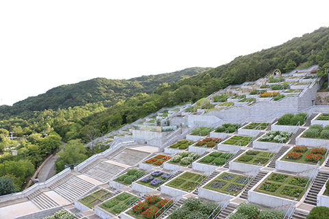 淡路の海を見下ろせて 四季折々の花を咲かせる安藤忠雄建築の展望スポット 百段苑 写真で紹介 旅行 飲食ブログ Agenda