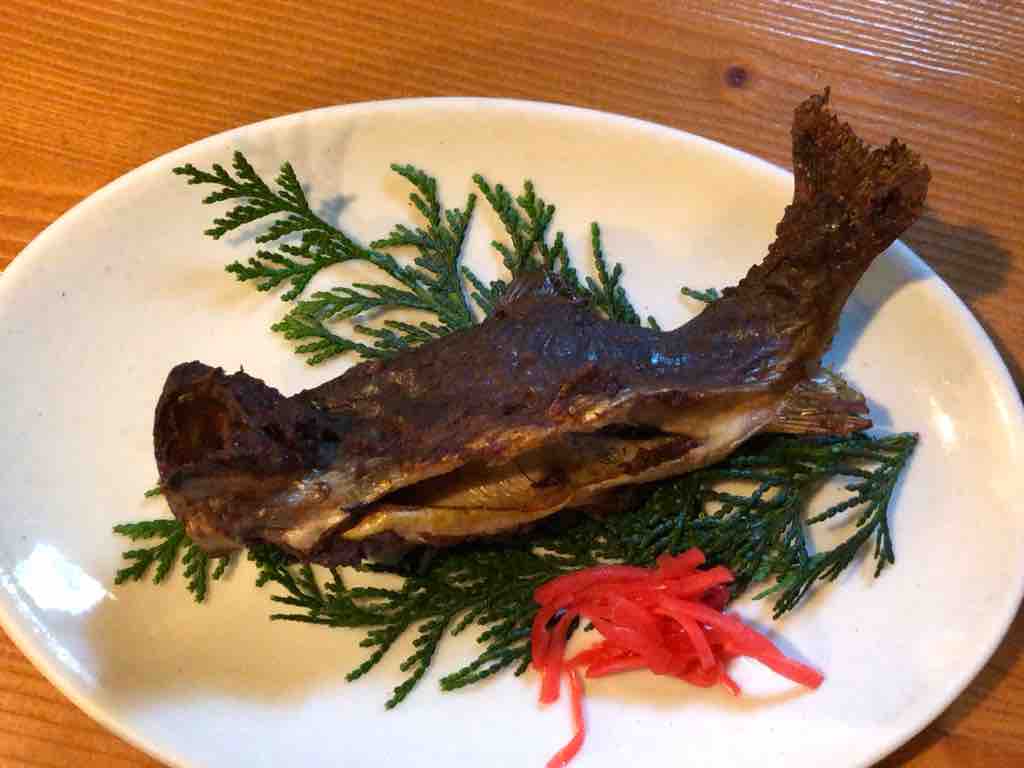 けいのむ 食べたもの作ったもの 茅葺きの古民家で岩魚をいただく 田舎料理 魚籠屋