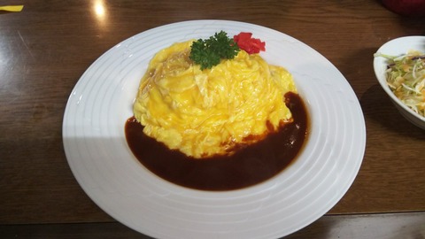 ふわふわ半熟オムライス800円(サラダ付き)