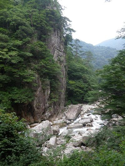 断崖絶壁の急流