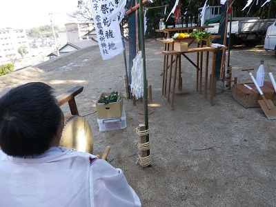 太鼓をたたきながら