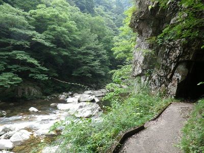 遊歩道に洞穴