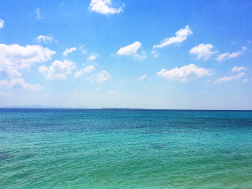 2015年10月、伊江島から水納島を望む