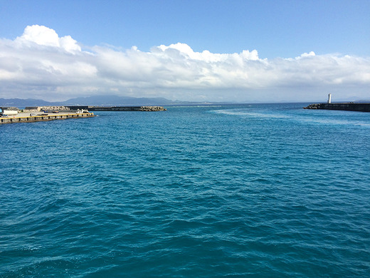 2016年4月6日の伊江港から見た沖縄本島