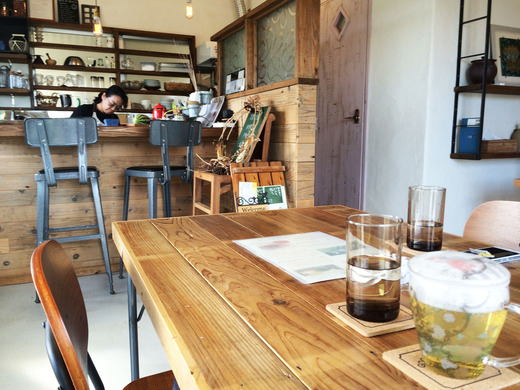 伊江島の新しいカフェ店内とオーナー