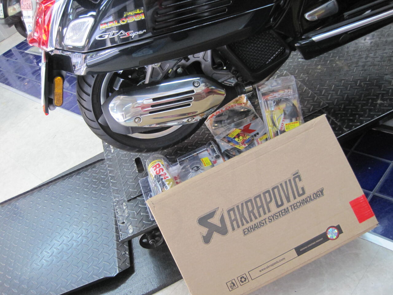 Vespa GTS150 Super マフラー交換♪ : sogno vespa club