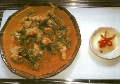魚とヨモギの天ぷら料理