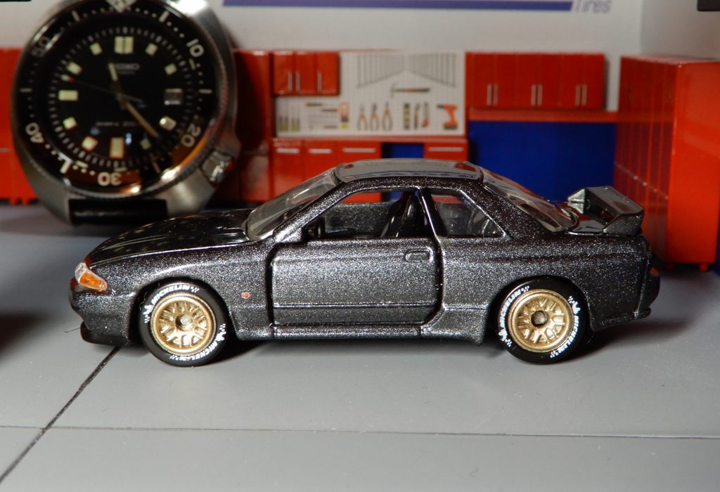 トミカ NISSAN SKYLINE GT-R (BNR32) 1/62 トミカプレミアム 26 1/62 日産 スカイライン GT-R BNR32 ガン