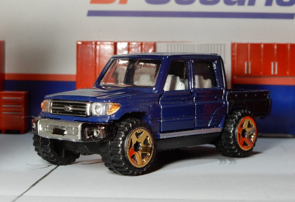 トミカ改　トヨタ　ランクル300　AXCR　MODELLISTA仕様　自作改造品 トミカに期待！ 新型ランドクルーザー ZX 300系 1/30 ダイ