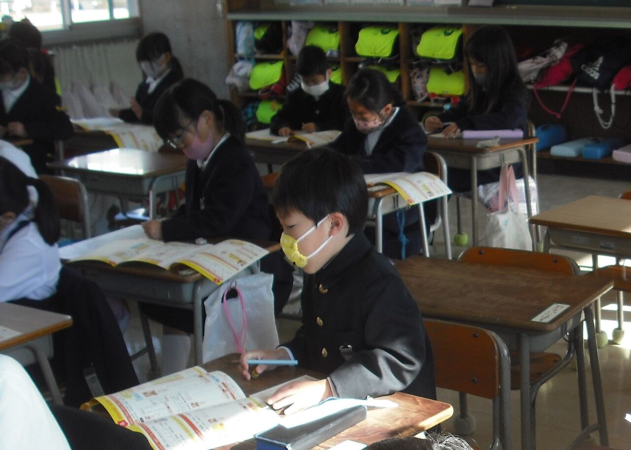 宛名書きにチャレンジ 1年2組 可知小学校今日の出来事 宛名書きにチャレンジ 1年2組 可知小学校今日の出来事