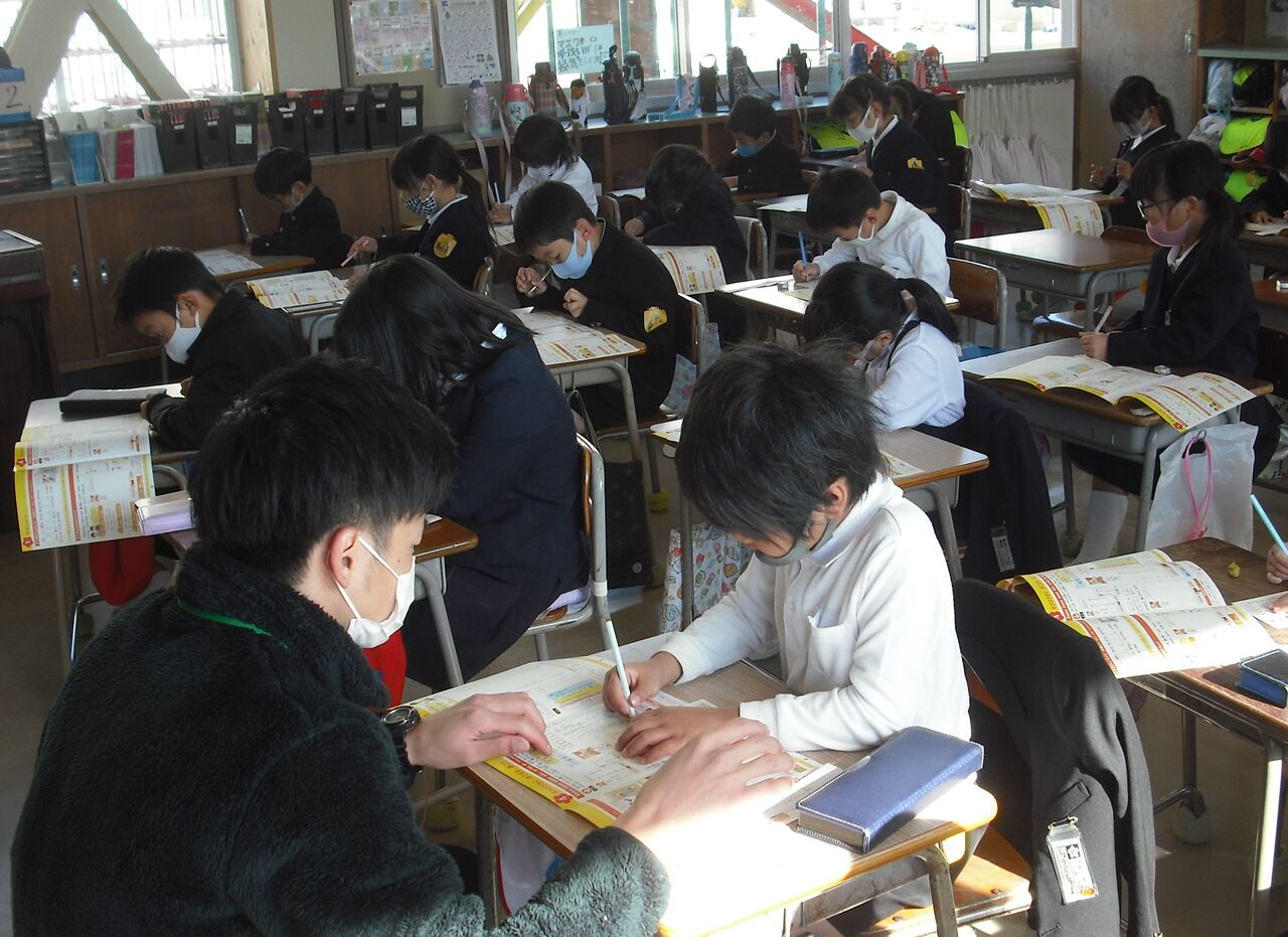 宛名書きにチャレンジ 1年2組 可知小学校今日の出来事 宛名書きにチャレンジ 1年2組 可知小学校今日の出来事