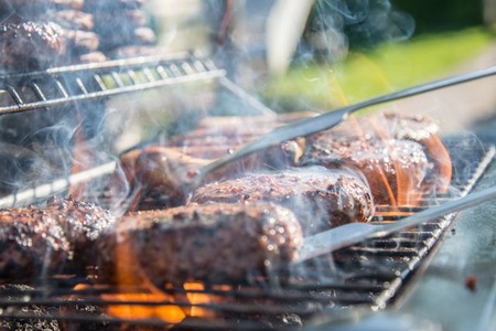 close-photography-of-grilled-meat-on-griddle-1105325