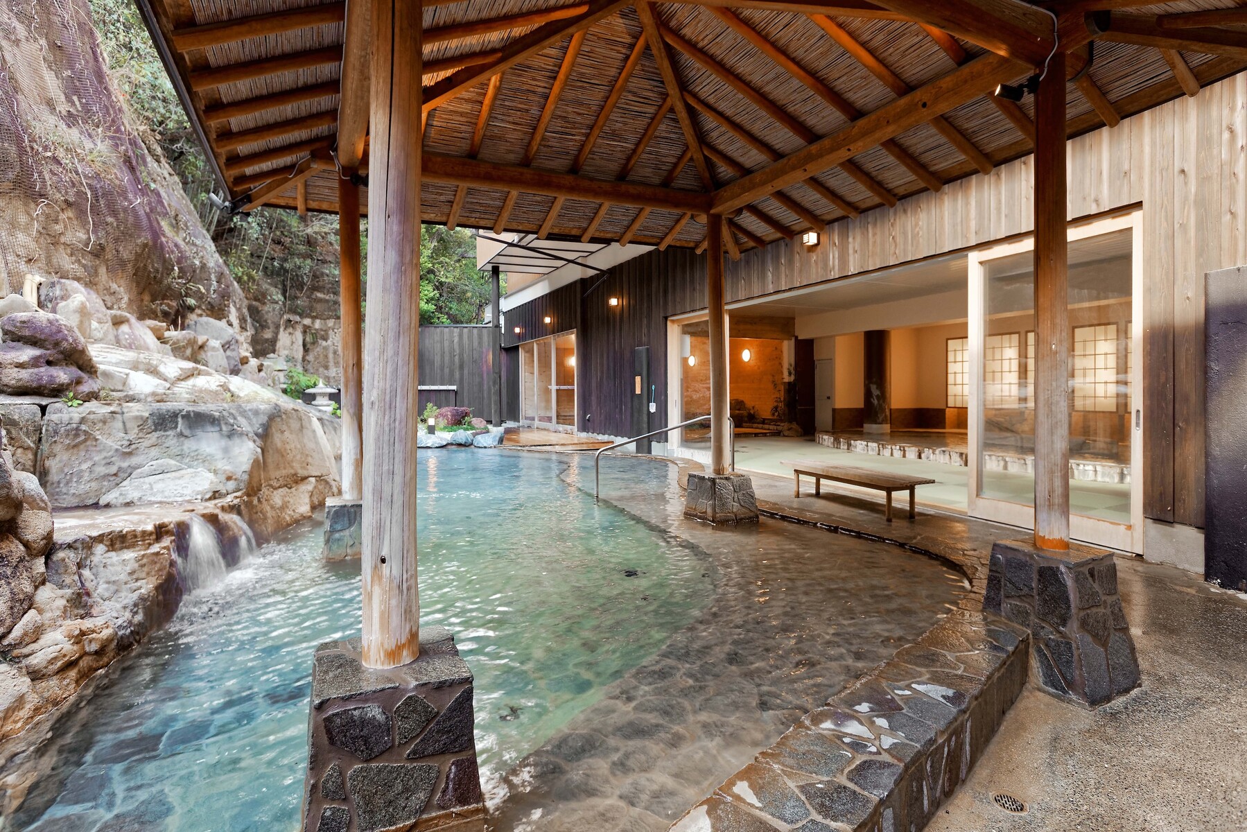 彩の湯_露天風呂01