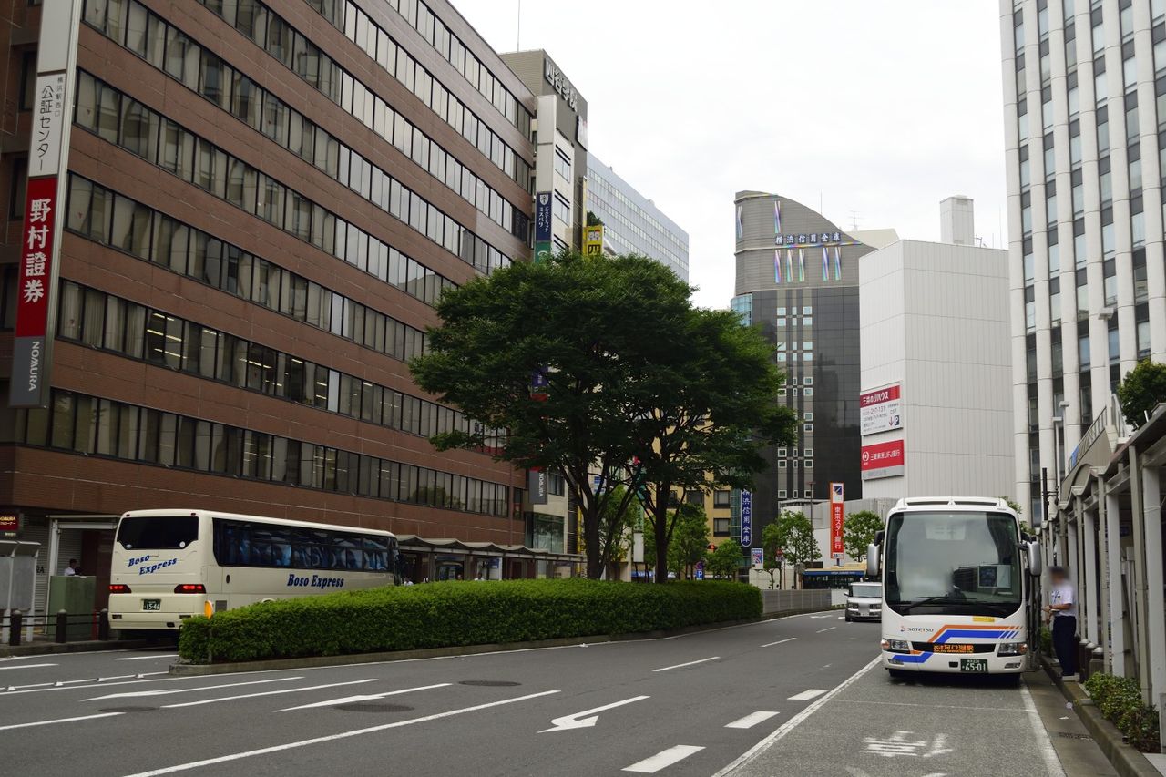 横浜駅西口乗り場再編 相鉄バス情報室 １台のバスを追いかけて