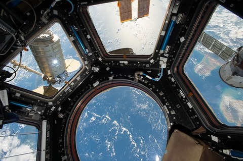 space-1771903_640