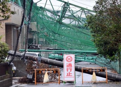 ゴルフ練習場 倒れた鉄柱とネット‐市原市