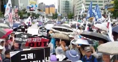 文在寅退陣要求デモ