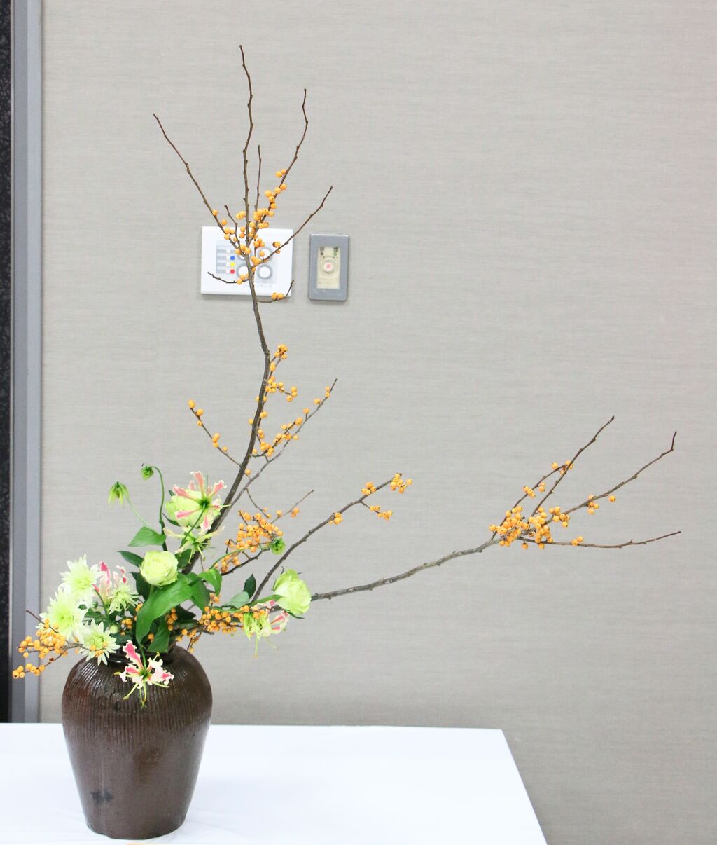 ウメモドキのなげ入れ 花月流