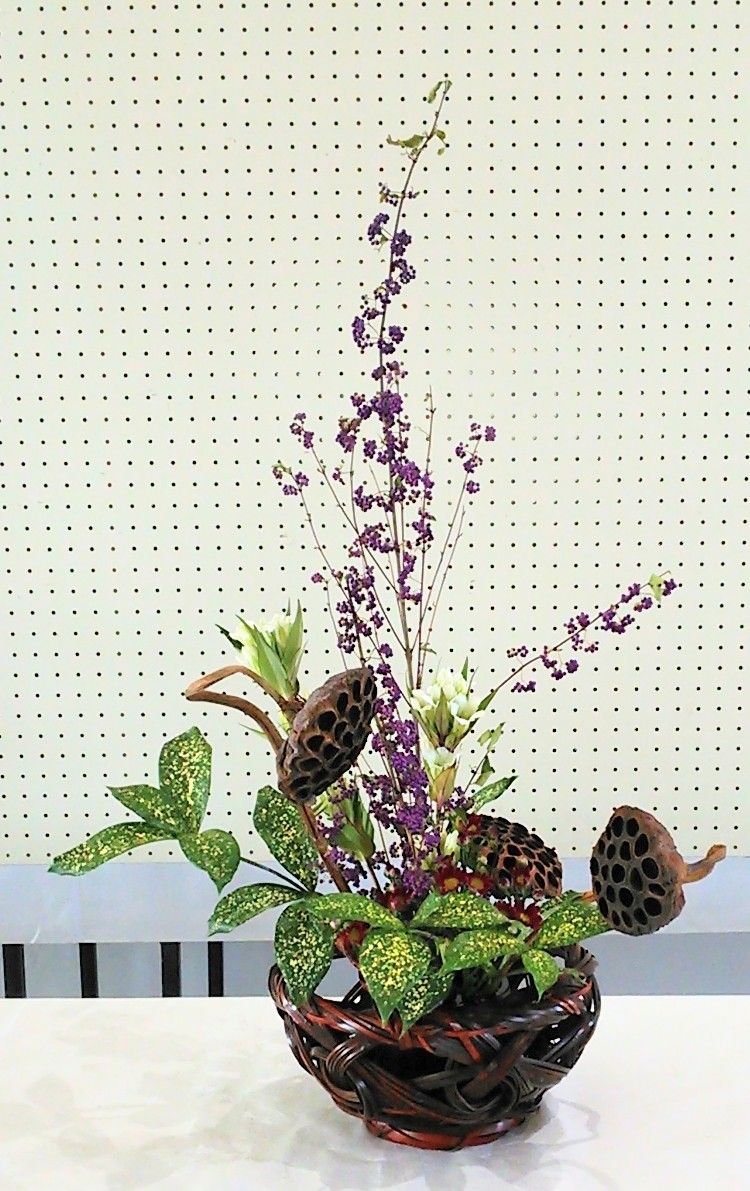 秋の生け花展 篭生け 花月流
