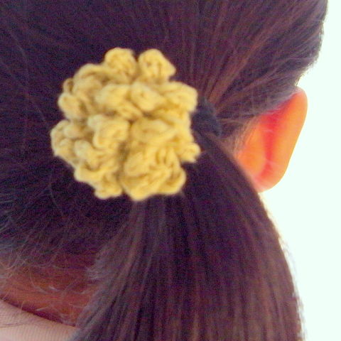 花のモチーフのヘアゴムのかぎ編みキットを準備しています かぎ編みの無料編み図と編み方入門ブログ