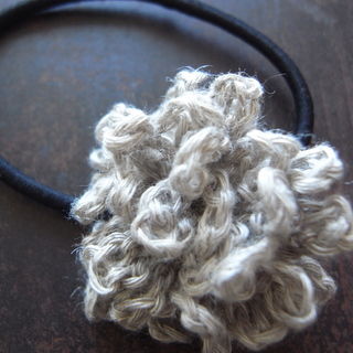 かぎ編みで編んだ 花のモチーフのヘアゴム Confort