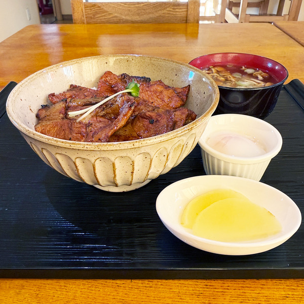01豚丼・子豚(900円)・お味噌汁・なめこ(110円)・温泉卵(110円)