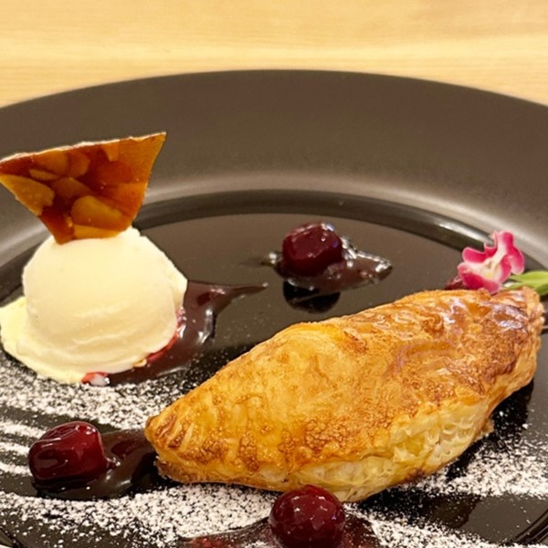 16完熟リンゴの自家製アップルパイ・ポロニ養鶏場の卵たっぷりバニラジェラート