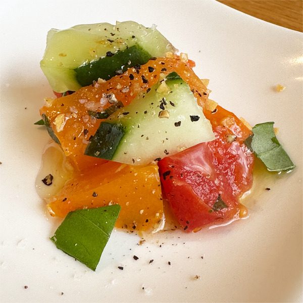 03前菜(トマトと胡瓜のガーリックオイル和え)