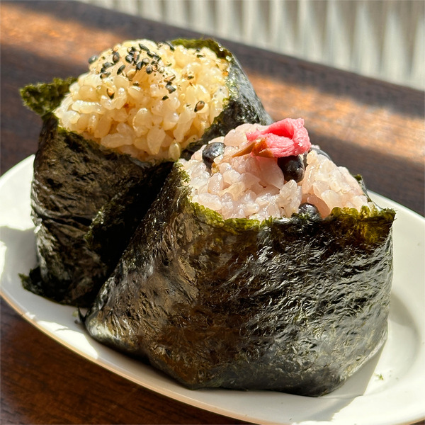 05玄米おにぎり(ごま塩)・黒千石大豆の炊き込みご飯(桜の塩漬け)