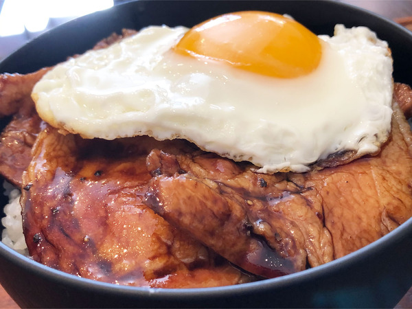 02豚玉丼(770円)大き目なロース肉が4枚乗ってます