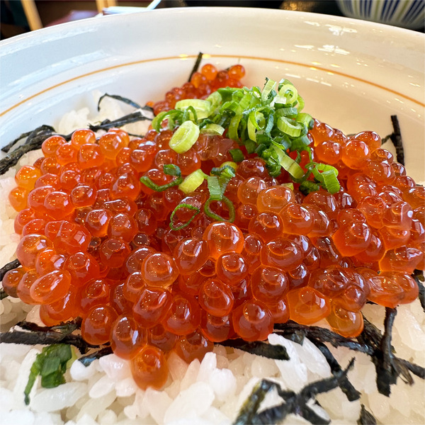 02天然いくら丼・並盛(890円)
