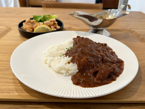 01喫茶店のハヤシライス(980円)・単品唐揚げ(650円)