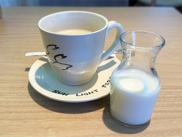 05コーヒー(400円)温かい農場の牛乳付き