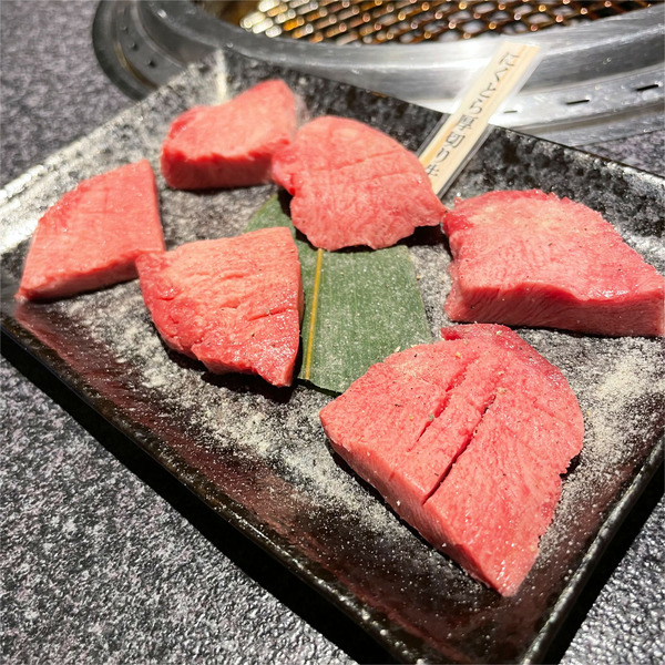 01にくとら厚切り生牛タン(1518円)