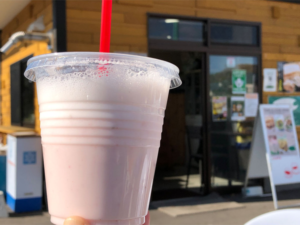 03いちごの自家製ラッシー(450円)
