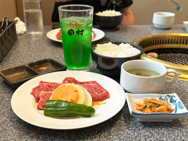 01牛サガリ定食(1600円)・メロンソーダ(300円)