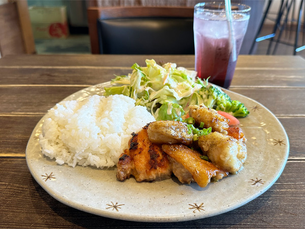 01ホタテとチキンのガリバタ炒めプレート(1350円)・カシスソーダ(450円)