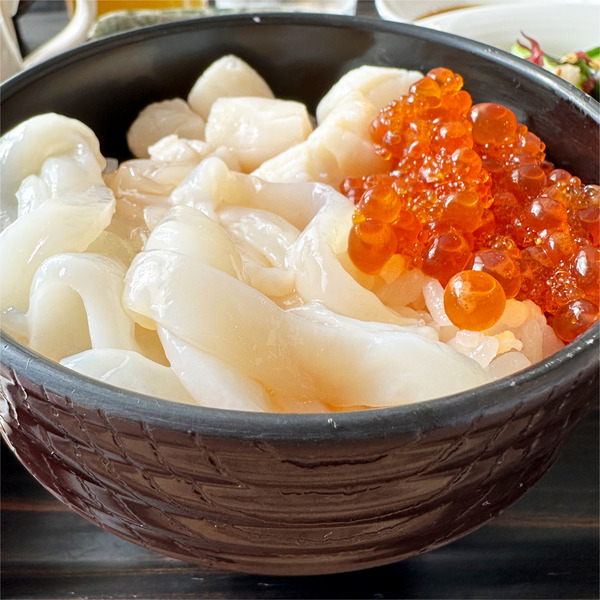 02イタヤ貝と3種魚卵和えと烏賊の海鮮丼