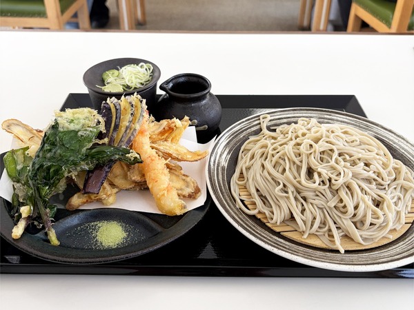 01もりそば(800円)・天ぷら盛り合わせ(700円)