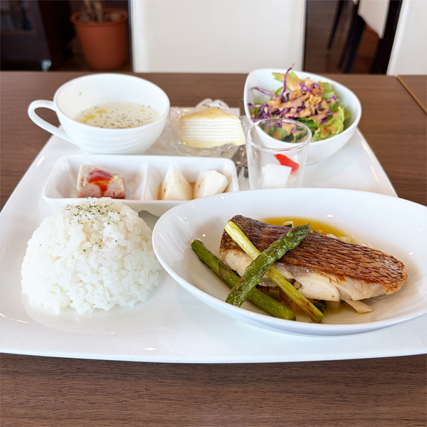 01ワンプレートランチ(1850円)・ミルクレープ(100円)