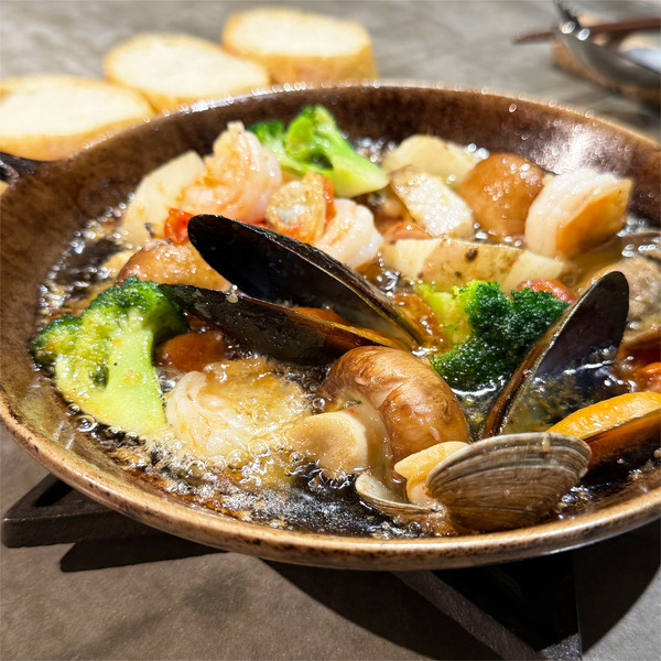 01にんにく香るステラおじさんの具沢山アヒージョ(1650円)