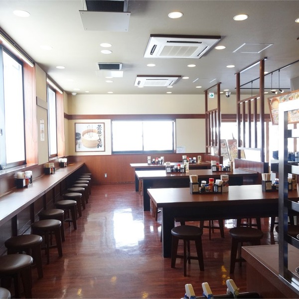 08店内・イス席とカウンター席