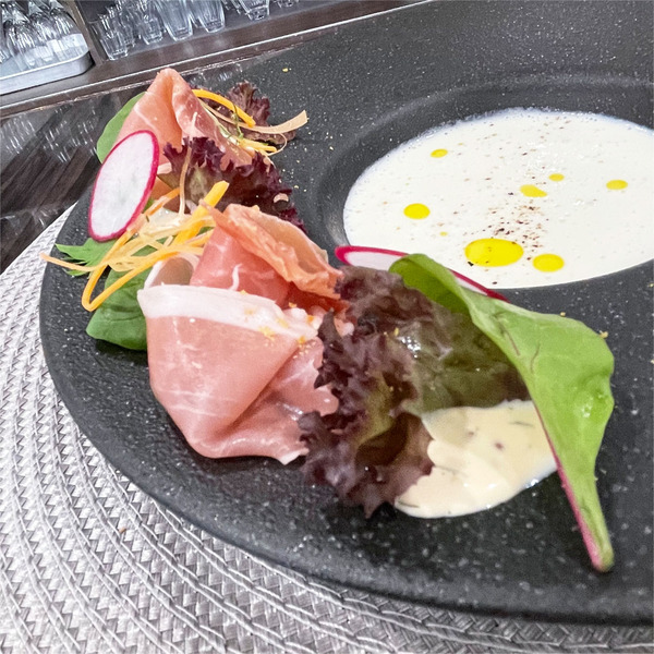 02ホワイトショコラの冷製スープ・生ハムのサラダ