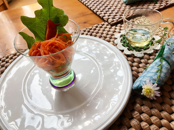 01ニンジンラペとヨモギハーブティー