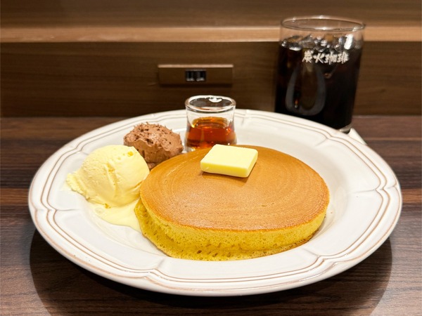 01トラディショナル・ホットケーキ・バニラアイス＆チョコクリーム・ドリンク付き・1枚(1250円)