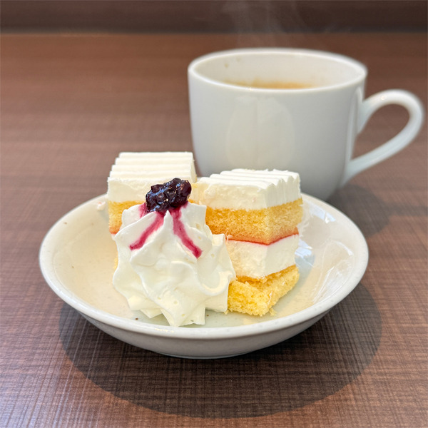 11セットのデザートとサービスのコーヒー