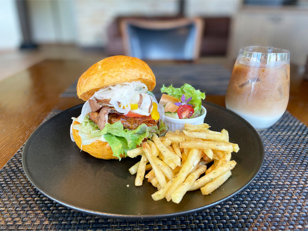 01とかちマッシュバーガー(1250円)・アイスカフェオレ(470円)