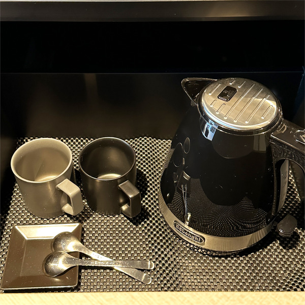 07電気ケトルとコーヒーカップ