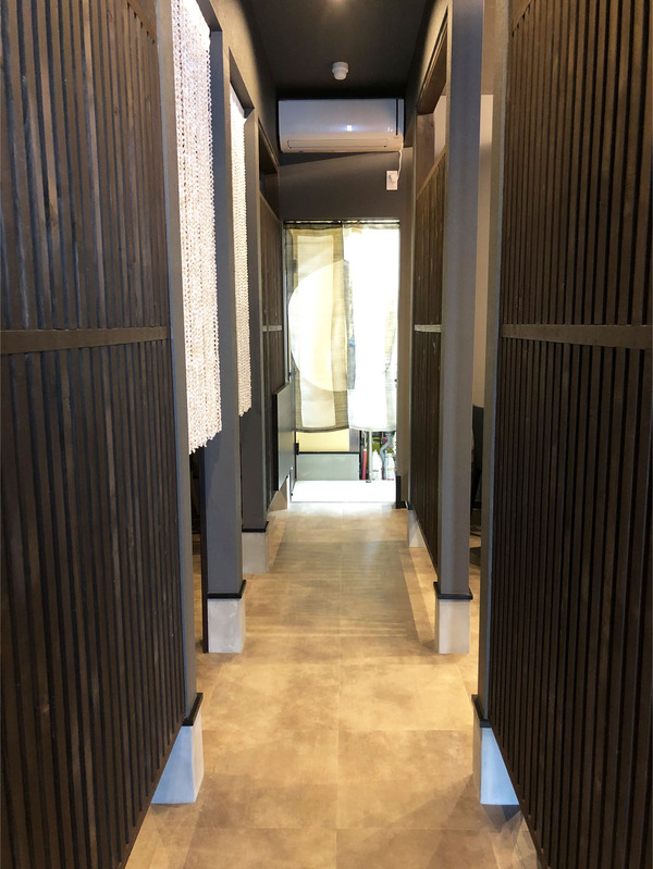 18店内は落ち着きあるシックな大人感