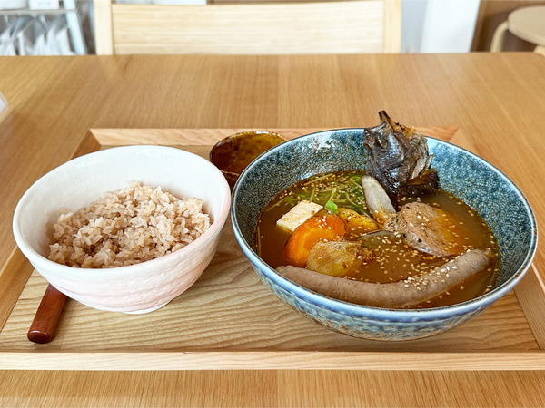 01出汁スープカレー(1700円)・ポークフランク(400円)